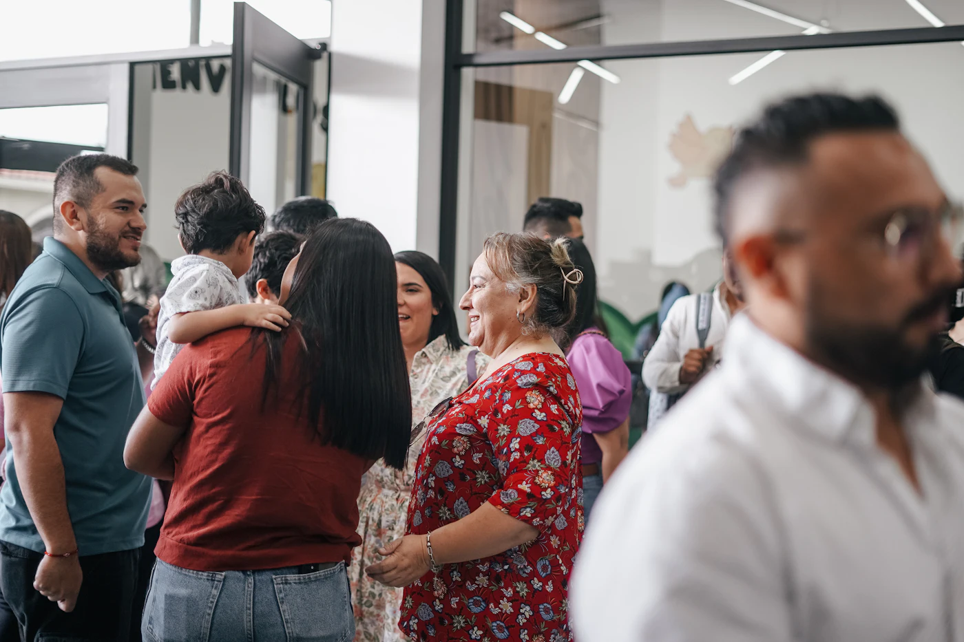 Irmãos conversando na recepção da igreja